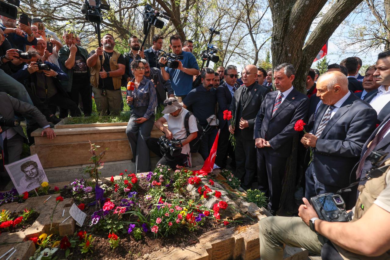 CHP Lideri Özgür Özel, Üç Fidan'ı Anma Törenine Katıldı: “Deniz Gezmiş, Yusuf Aslan, Hüseyin İnan Yaşamaya Devam Ediyor”