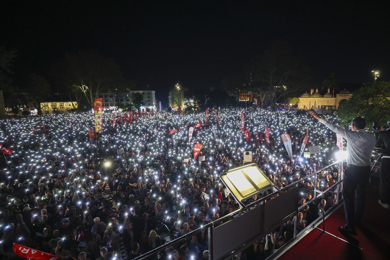 CHP Genel Başkanı Özgür Özel: “‘Safları Sıklaştırın Çocuklar, Bu Kavga Faşizme Karşı, Bu Kavga Hürriyet Kavgasıdır’”