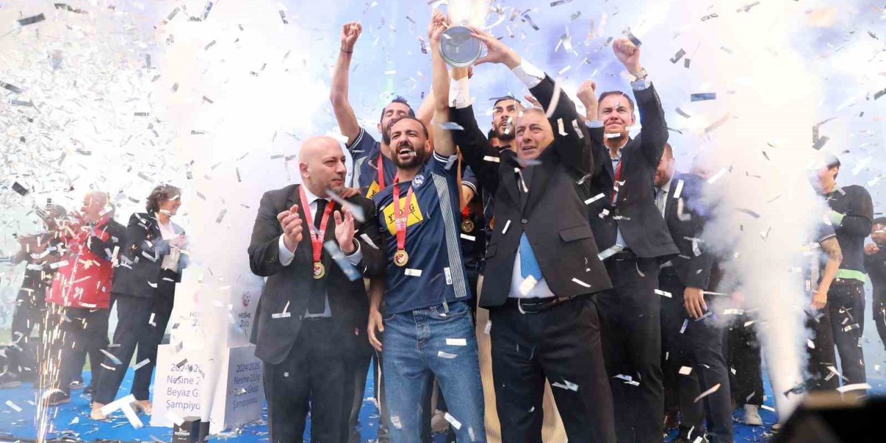 TRENDYOL 1. LİG’E YÜKSELEN SARIYER, KUPASINI ALDI