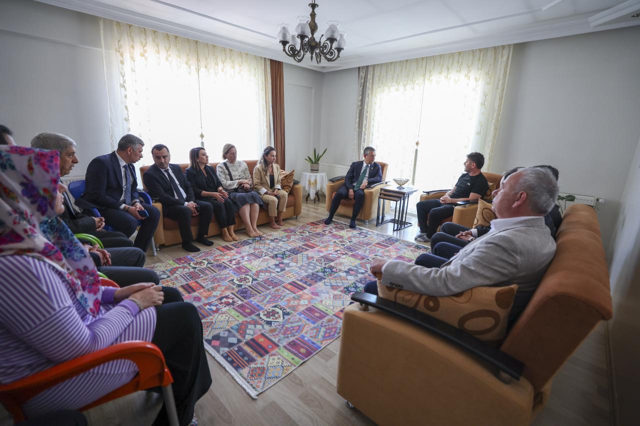 CHP Genel Başkanı Özgür Özel'den, Alperen Enes Ural’ın Ailesine Taziye Ziyareti