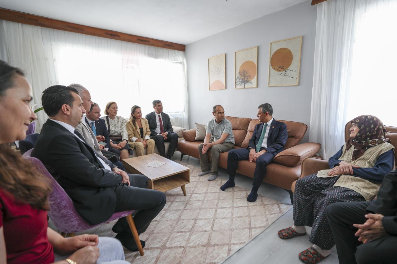 CHP Lideri Özgür Özel, TSK'dan İhraç Edilen Teğmen Deniz Demirtaş’ın Ailesini Ziyaret Etti