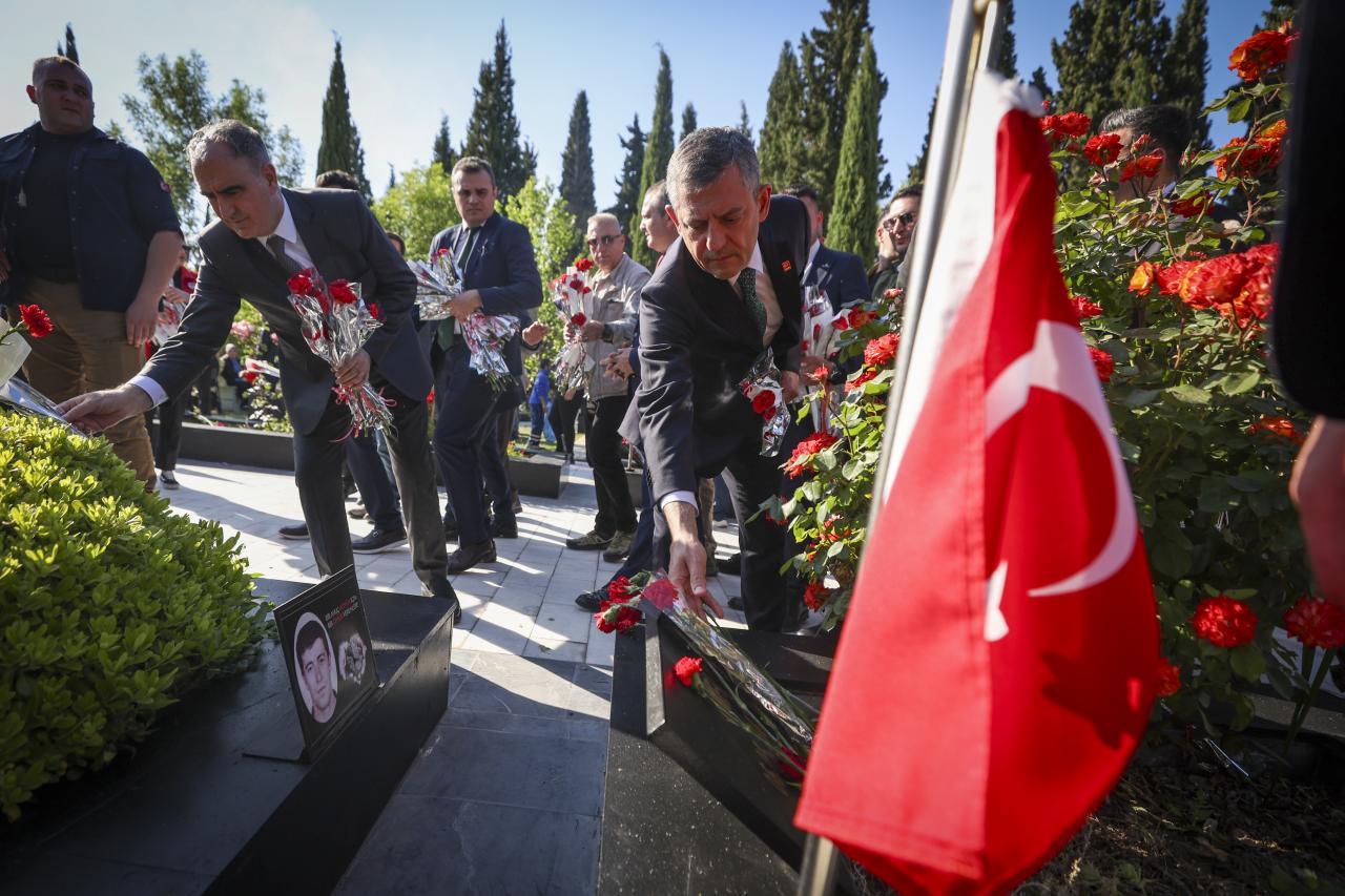 CHP Genel Başkanı Özgür Özel, Soma'da Maden Şehitliğini Ziyaret Etti