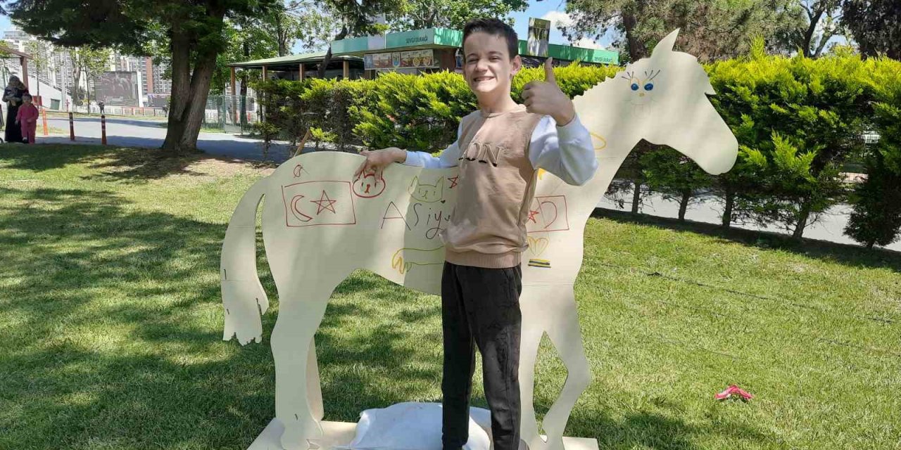 13 YAŞINDAKİ EMRE, ATLA TERAPİYLE FİZİKSEL GELİŞİMİNE KATKI SAĞLADI