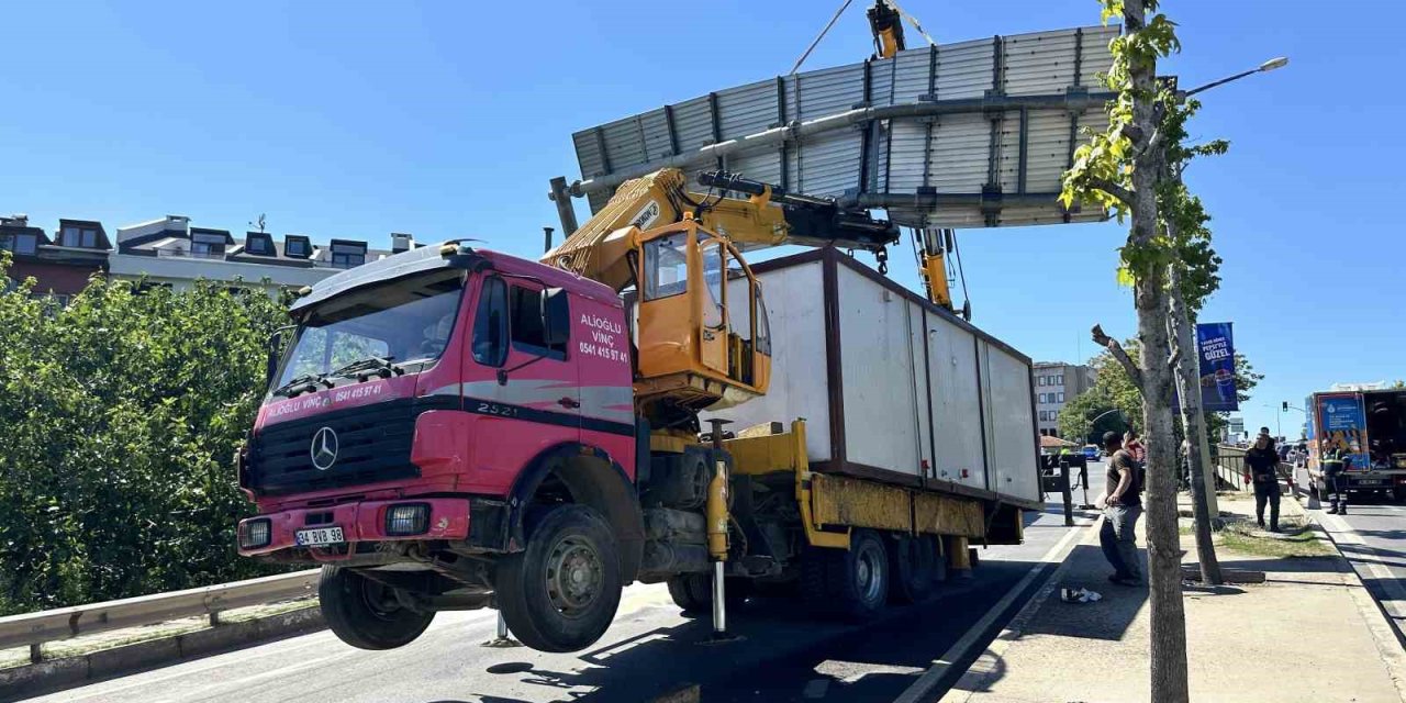 KONTEYNER YÜKLÜ VİNÇ YÖNLENDİRME LEVHASINA TAKILDI, KAMYON ADETA ŞAHA KALKTI