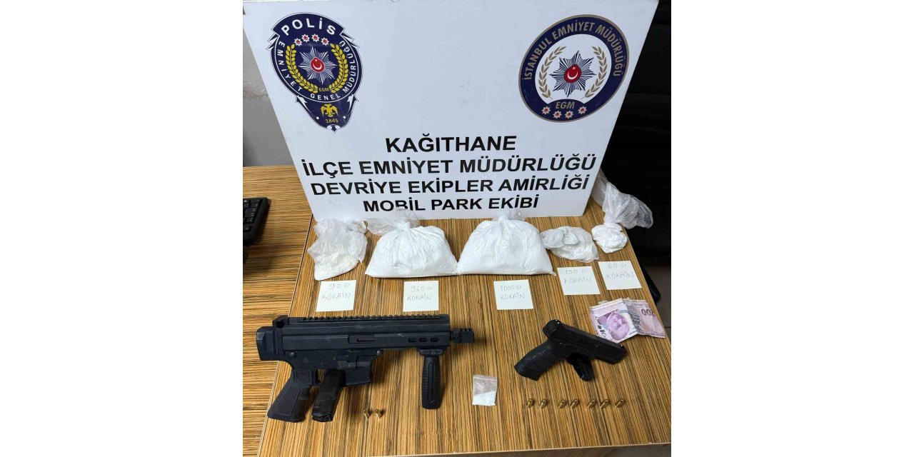 İSTANBUL’DA METROBÜS DURAĞINDA UYUŞTURUCU TİCARETİ YAPAN 2 ŞÜPHELİ YAKALANDI