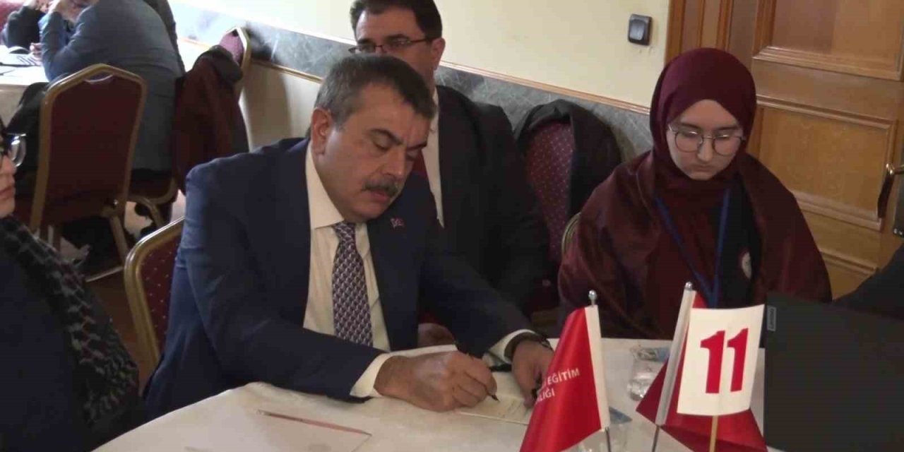 MİLLİ EĞİTİM BAKANI TEKİN, ÖĞRENCİ ÇALIŞTAYI’NDA GENÇLERLE BULUŞTU