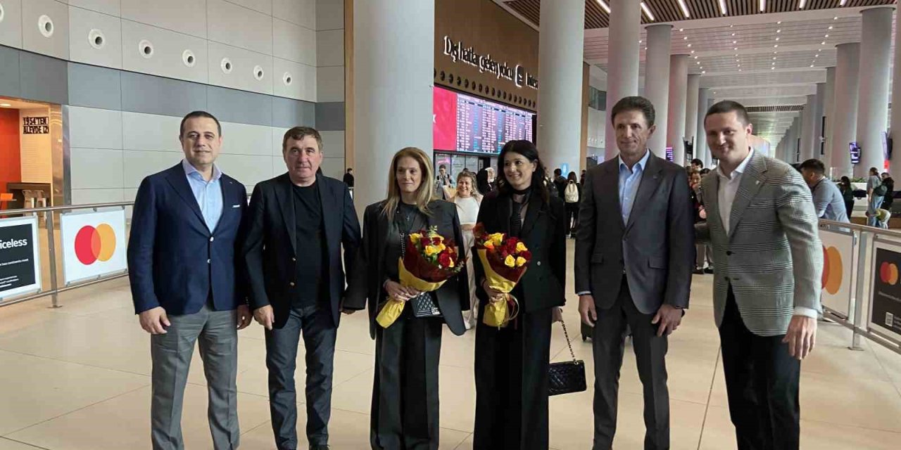 HAGİ İLE POPESCU, İSTANBUL HAVALİMANI’NDA ÇİÇEKLERLE KARŞILANDI