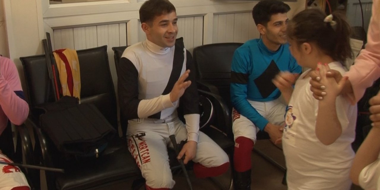 JOKEY MERTCAN ÇELİK, HASTANEDE YAŞAM SAVAŞI VERİYOR