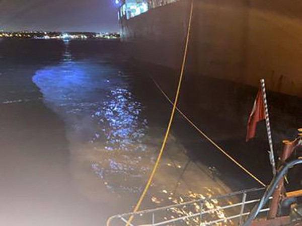 KÜÇÜKÇEKMECE’DE GEMİDEN SIZAN MADDE ENDİŞEYE NEDEN OLDU