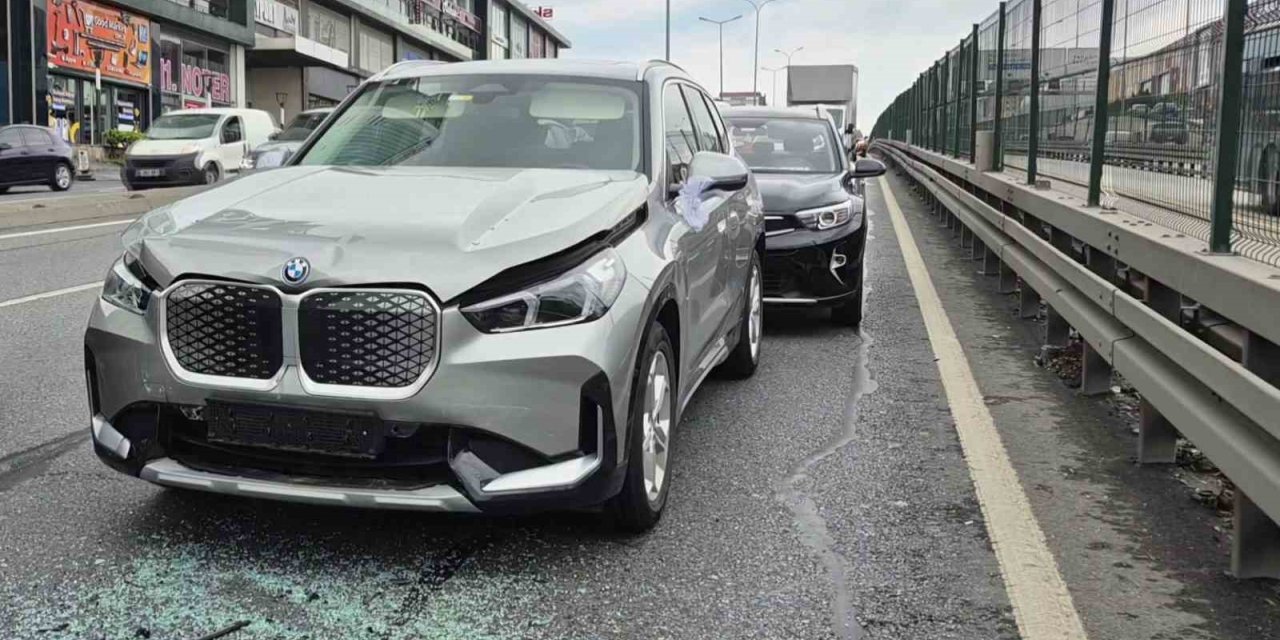 BEYLİKDÜZÜ’NDE DÜĞÜN KONVOYUNDA ZİNCİRLEME KAZA: 3 YARALI