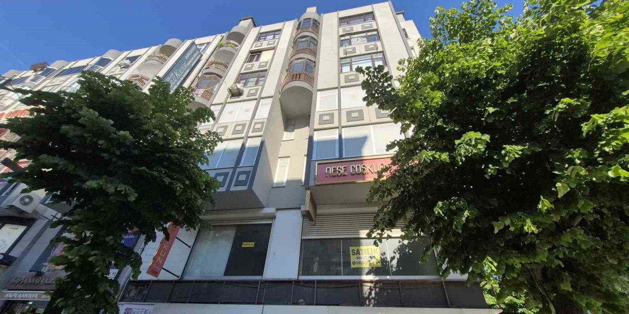 AVCILAR’DA BİNADAN KOPAN BETON PARÇALARI BİR KADININ KAFASINA DÜŞTÜ