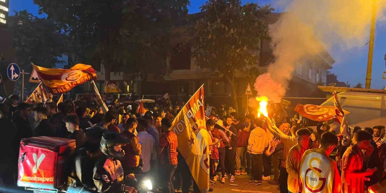 GALATASARAY TARAFTARLARI FLORYA’DA ŞAMPİYONLUĞU KUTLUYOR