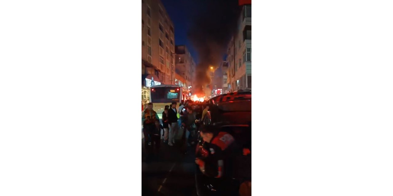 KÜÇÜKÇEKMECE’DE HAVAİ FİŞEKLİ KUTLAMADA YANGIN ÇIKTI, ARAÇ KÜLE DÖNDÜ