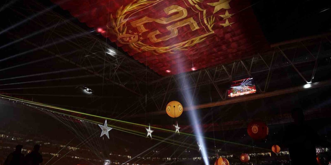 GALATASARAYLI FUTBOLCULARDAN ŞAMPİYONLUK SEVİNCİ