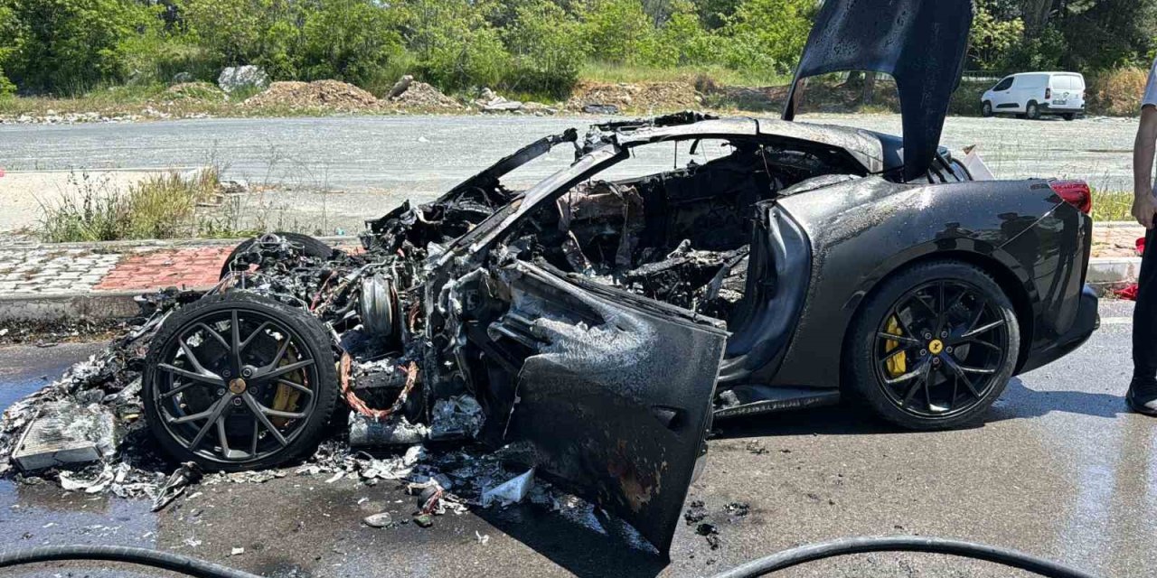 EYÜPSULTAN’DA 20 MİLYON LİRA DEĞERİNDEKİ LÜKS OTOMOBİL ALEV TOPUNA DÖNDÜ: O ANLAR KAMERADA