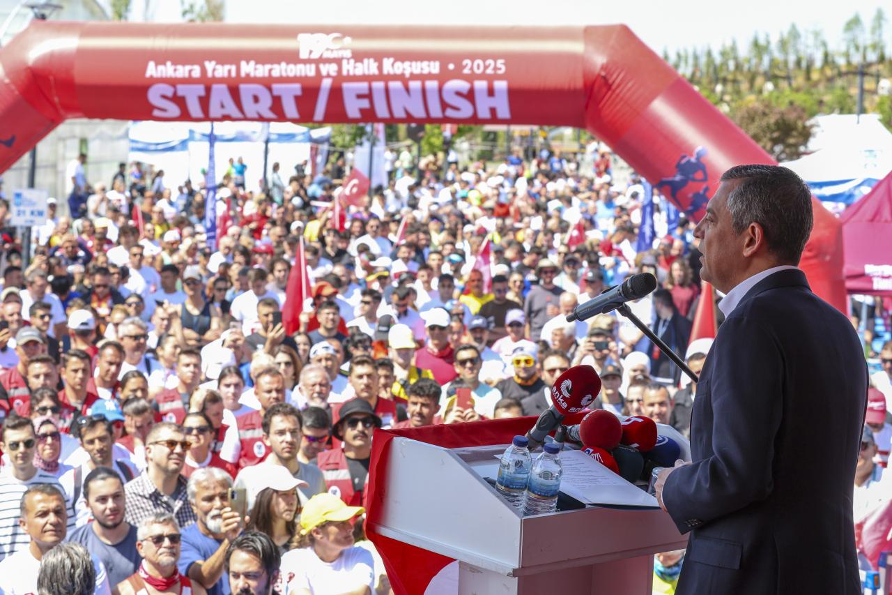 CHP Lideri Özgür Özel: “Atatürk’ün ve Silah Arkadaşlarının Ayak İzlerini Takip Eden, Onların Peşinden Koşan Gençlerin Bayramı Kutlu Olsun”