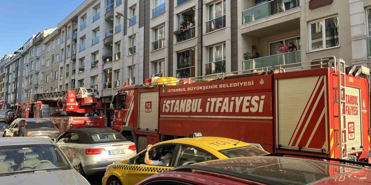 EYÜPSULTAN’DA 7 KATLI BİNANIN ÇATISI ALEV ALEV YANDI: YANGIN İKİ BİNAYA SIÇRADI