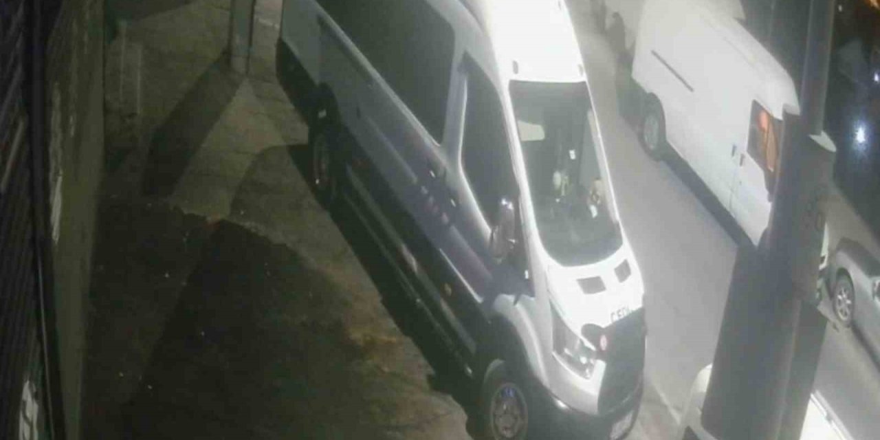 PARK HALİNDEKİ ARACIN ELEKTRİK VE TEKNİK AKSAMINI ÇALDILAR, O ANLAR KAMERADA