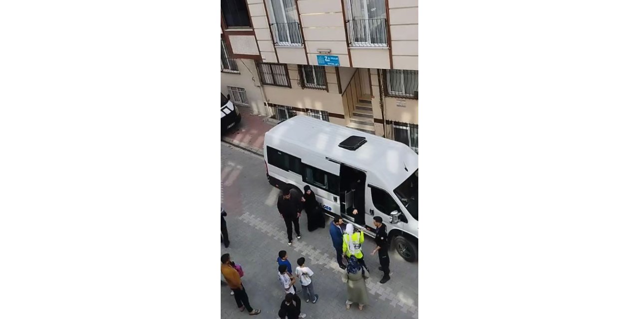 ESENYURT’TA HATALI ŞEKİLDE ÖĞRENCİ İNDİREN SERVİS SÜRÜCÜSÜ POLİSLE TARTIŞTI