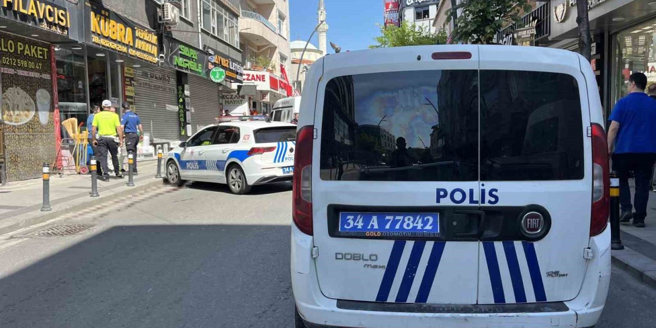 KÜÇÜKÇEKMECE’DE FENALAŞIP YOLA YIĞILAN ADAMIN ÜZERİNDEN ARAÇ GEÇTİ