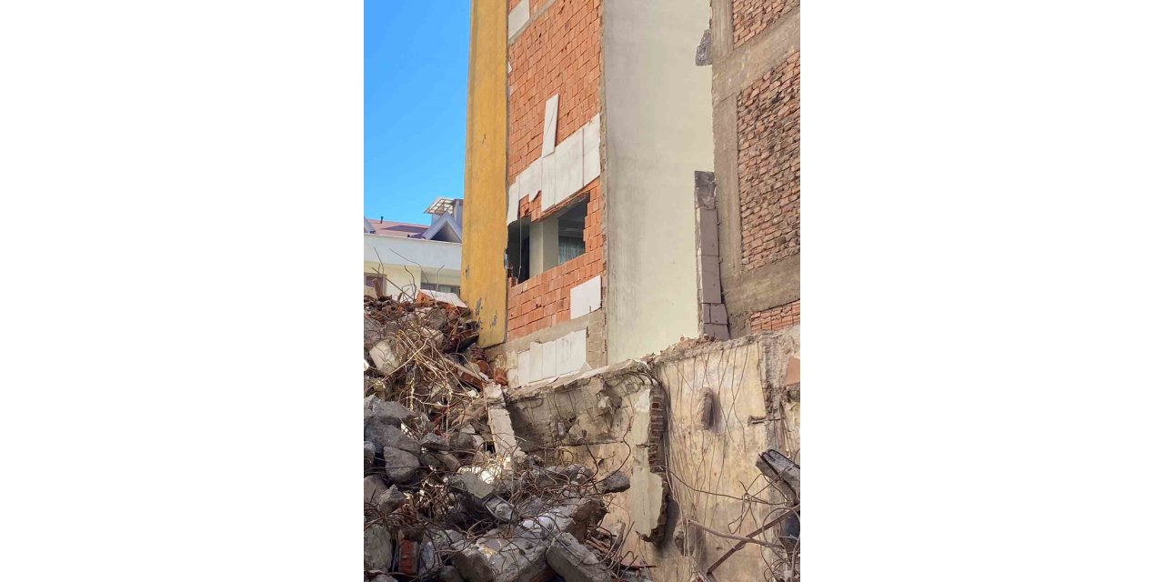 FATİH’TE YIKIM YAPILAN BİNADAN KOPAN MOLOZ PARÇASI, DAİRENİN İÇERİSİNE GİRDİ