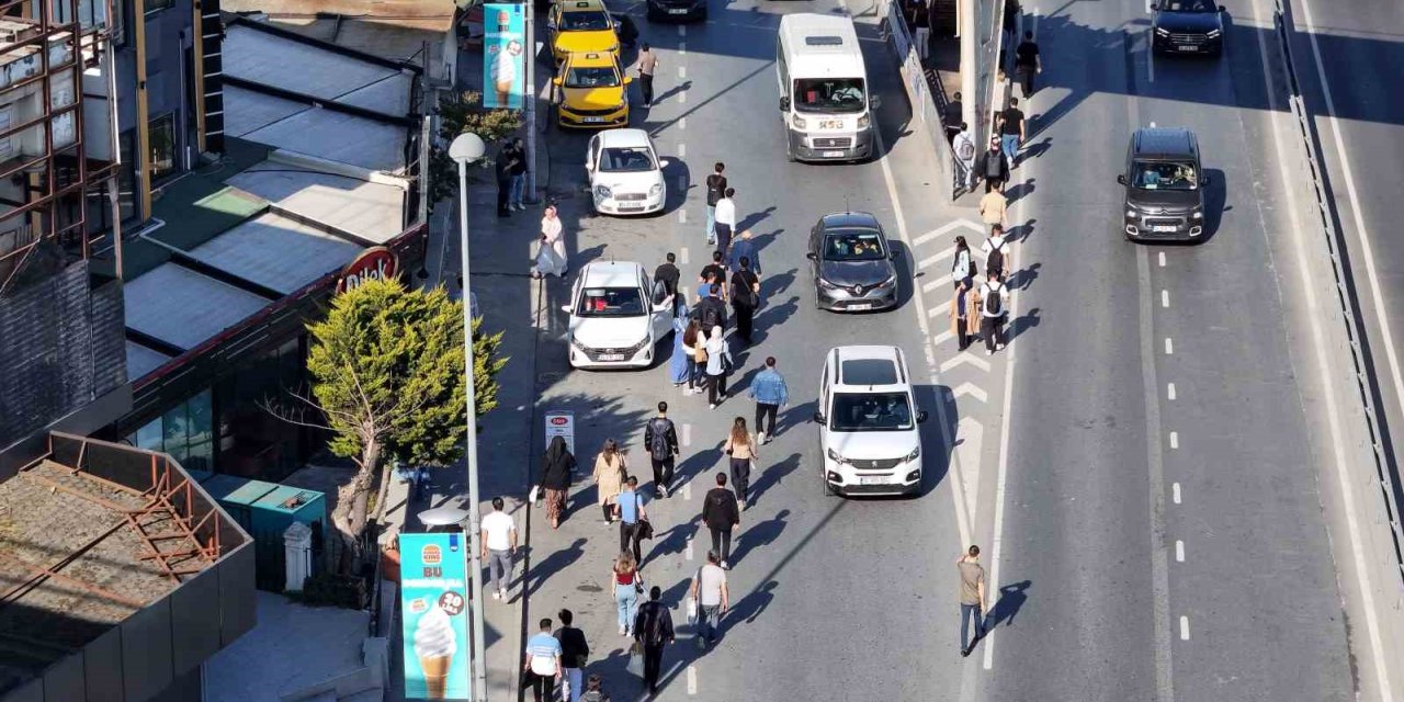 ÖZEL HALK OTOBÜSLERİ KONTAK KAPATTI: METROBÜSLERDE YAŞANAN YOĞUNLUK HAVADAN GÖRÜNTÜLENDİ