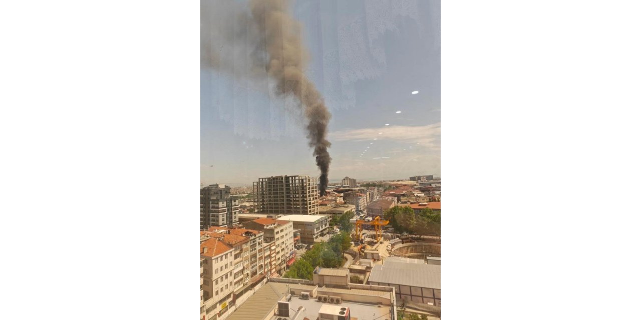 BAYRAMPAŞA’DA YANGIN PANİĞİ, ÇATIDAN YÜKSELEN ALEVLER BİTİŞİKTEKİ BİNAYA SIÇRADI