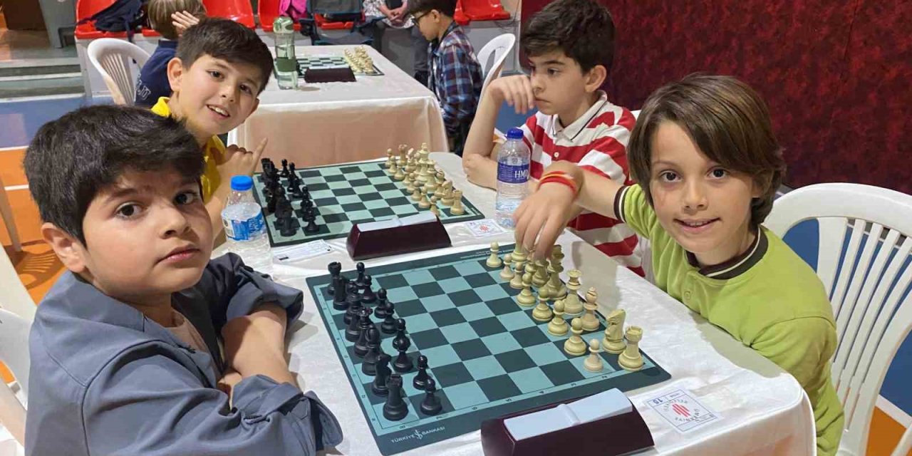 ÜMRANİYE’DE SATRANÇ HEYECANI: ZEKA VE STRATEJİ NEFES KESTİ