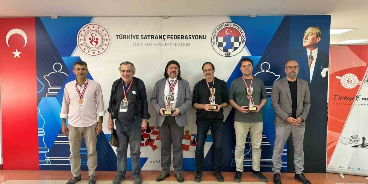 SATRANÇTA GENÇLER VE EMEKTARLAR KIYASIYA MÜCADELE ETTİ