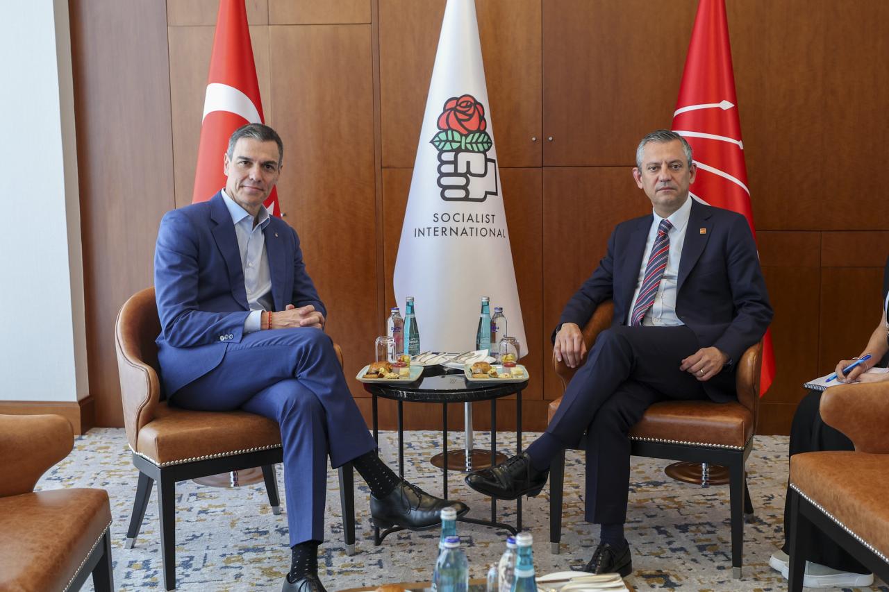 CHP Genel Başkanı Özgür Özel, İspanya Başbakanı ve SE Başkanı Pedro Sanchez ile Bir Araya Geldi