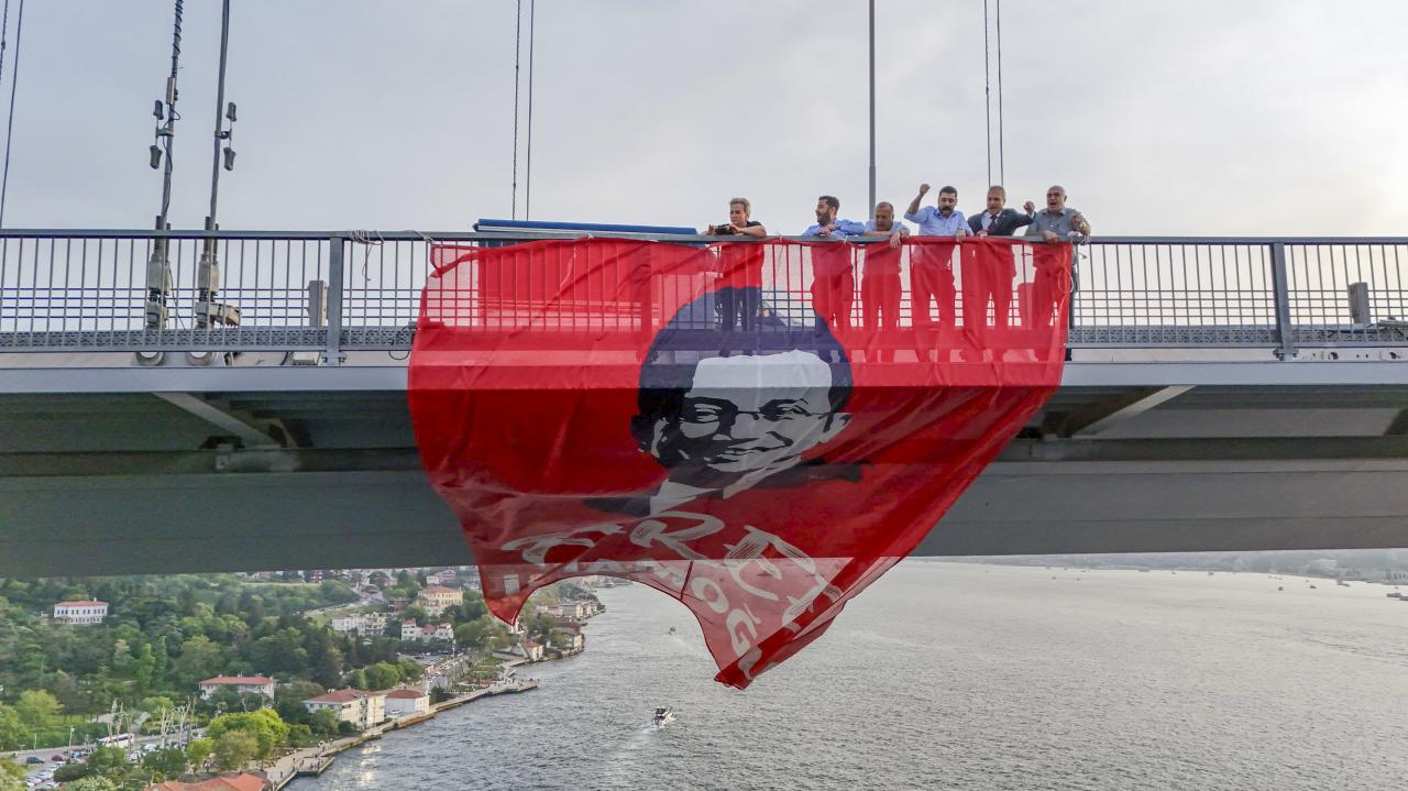 CHP Lideri Özel: Cumhurbaşkanı Adayımız İmamoğlu’nun Afişlerini ve Pankartlarını Yasaklayan Darbecilere Cevabımızdır