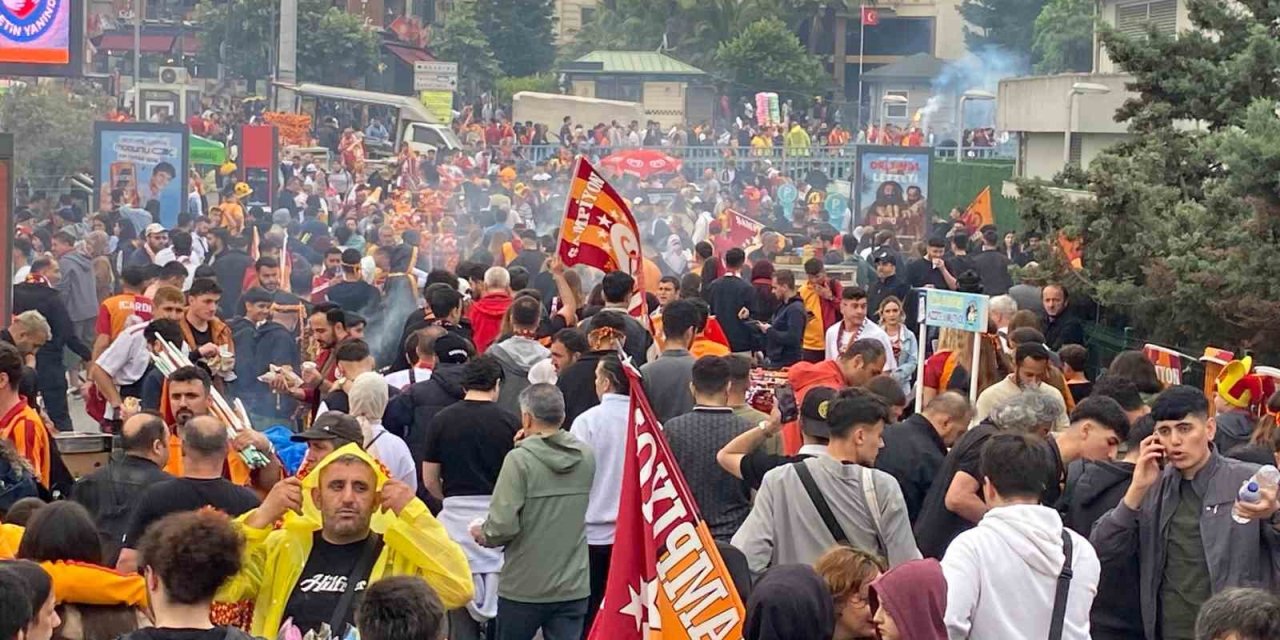 GALATASARAYLI TARAFTARLAR YENİKAPI’YA AKIN ETTİ