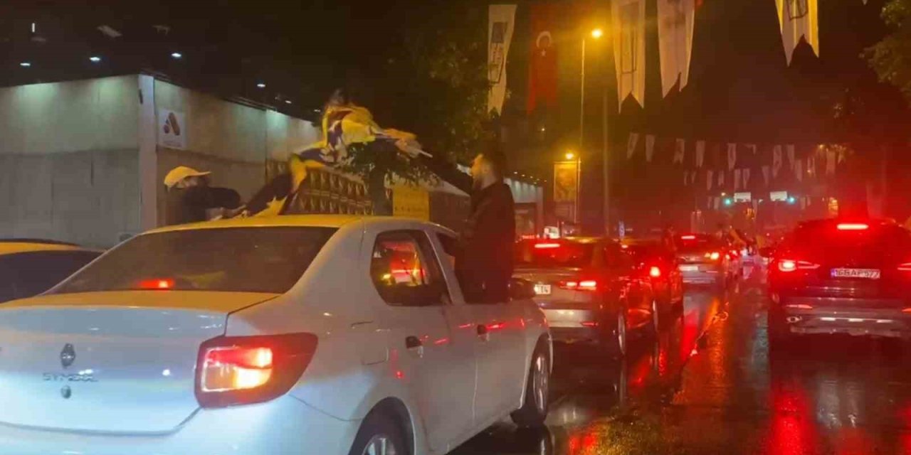 FENERBAHÇE’NİN EUROLEAGUE ŞAMPİYONLUĞU BAĞDAT CADDESİ’Nİ BAYRAM YERİNE ÇEVİRDİ