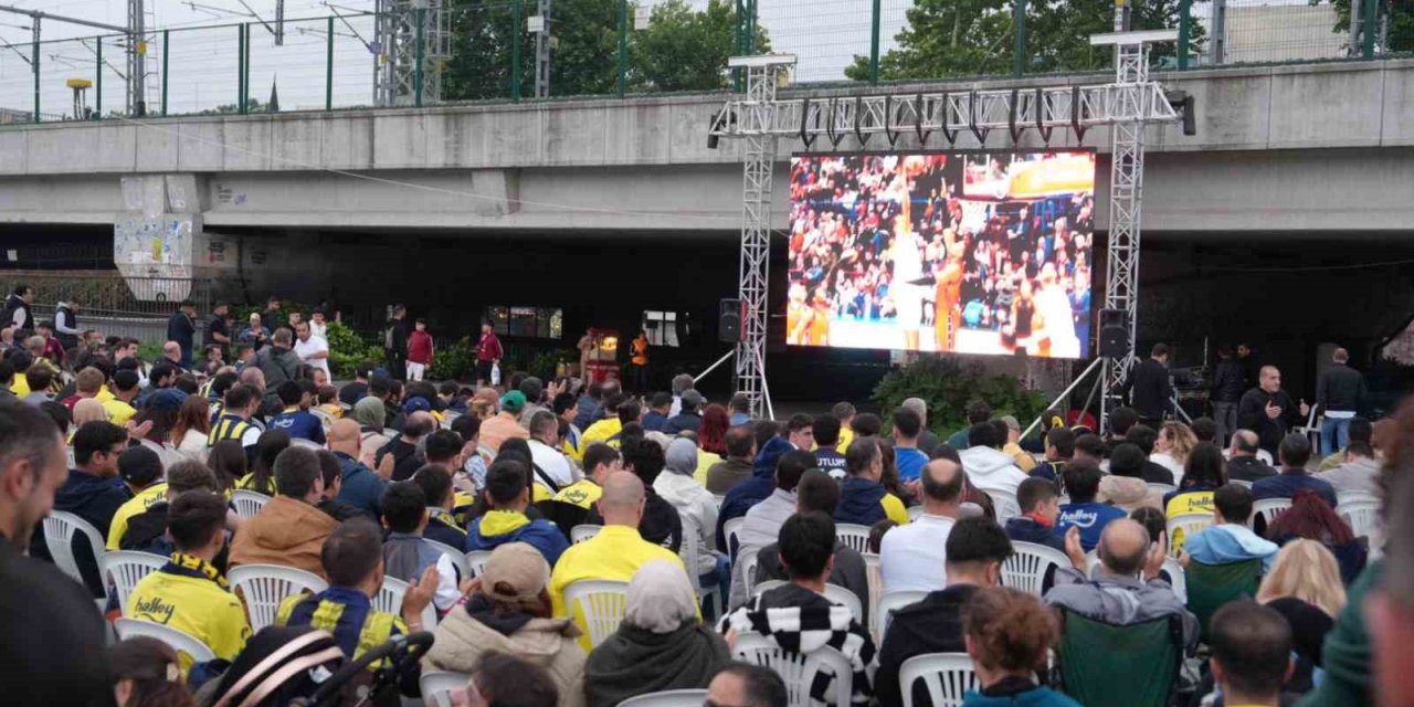 KARTAL’DA FENERBAHÇE’NİN EUROLEAGUE FİNAL MAÇI DEV EKRANDA İZLENDİ