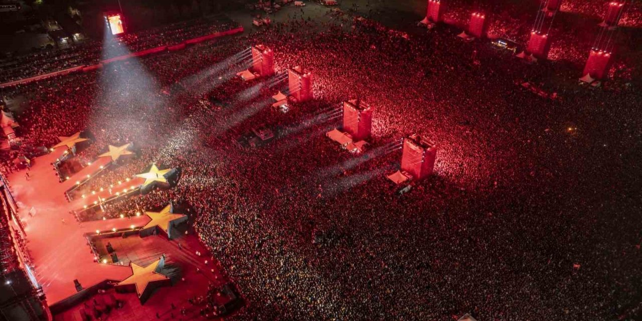 ŞAMPİYON GALATASARAY, KUPASINI YENİKAPI’DA ALDI