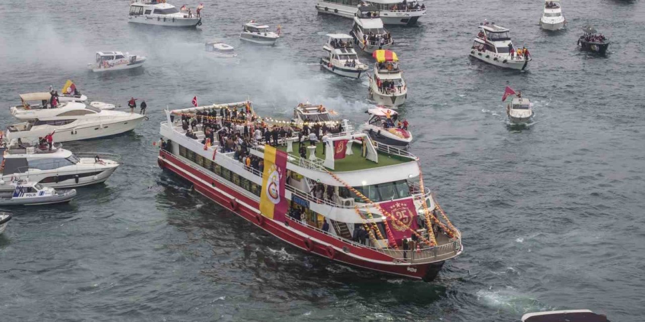 GALATASARAY’DA KUTLAMALAR ÜSTÜ AÇIK OTOBÜS TURUYLA BAŞLADI