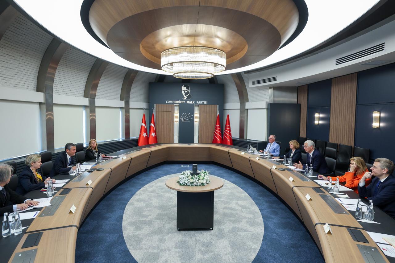 CHP Genel Başkanı Özgür Özel, Fransız Senatörleri Kabul Etti