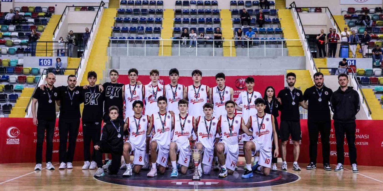 BAHÇEŞEHİR’DEN ÜÇ YAŞ GRUBUNDA ÜÇ BÜYÜK DERECE