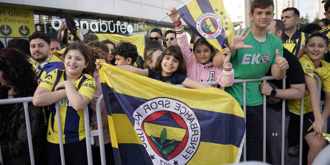 FENERBAHÇE EUROLEAGUE ŞAMPİYONLUĞUNU TARAFTARIYLA KUTLADI