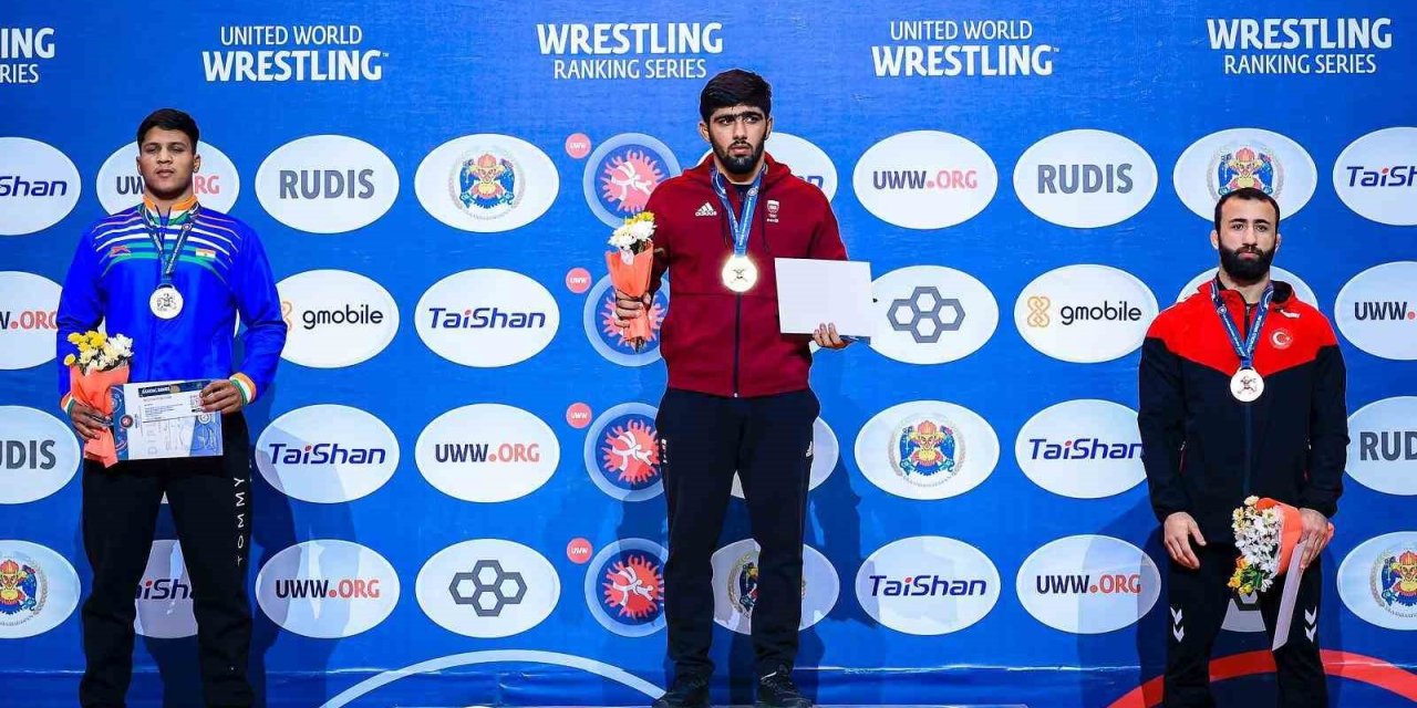 MİLLİ GÜREŞÇİLERDEN 5 MADALYA