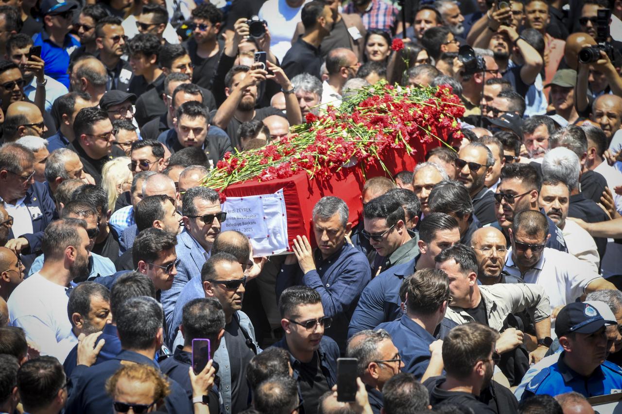 CHP Lideri Özgür Özel, MBB Başkanı Ferdi Zeyrek'i Manisa Halkı ile Beraber Son Yolculuğuna Uğurladı