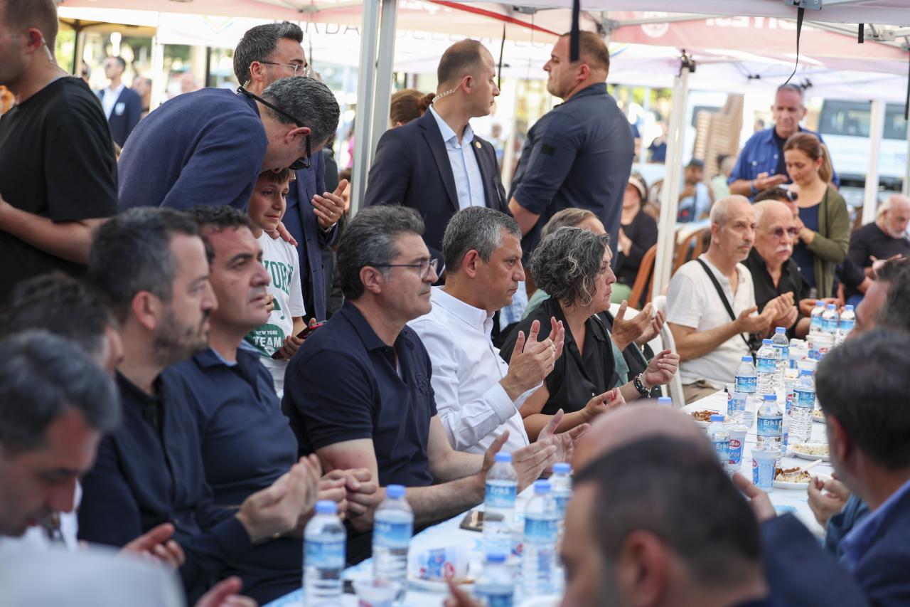 CHP Lideri Özgür Özel, Zeyrek Ailesi ile Birlikte Taziyeleri Kabul Etti