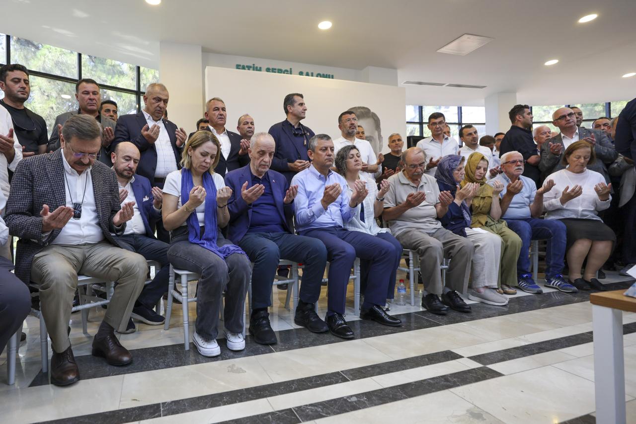 CHP Genel Başkanı Özgür Özel, Zeyrek Ailesi ile Birlikte Taziyeleri Kabul Etti