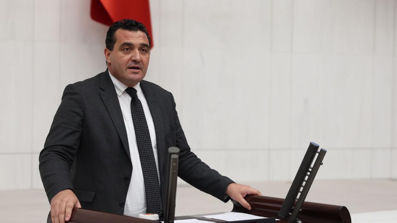 Ulaş Karasu “Antik Kara Liste”yi Meclis Gündemine Taşıdı: “Sanatçılara Yasak Utanç Verici”