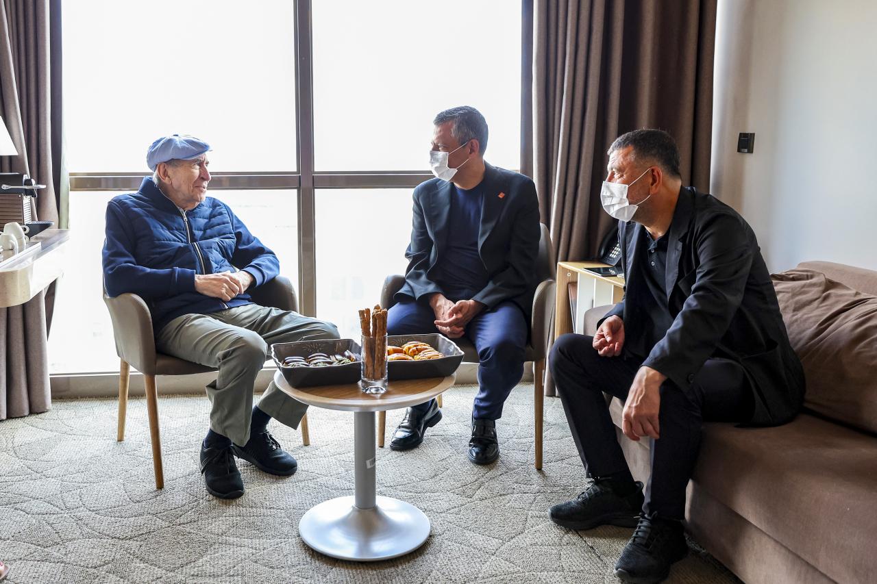 Cumhuriyet Halk Partisi Genel Başkanı Özgür Özel, Önceki Genel Başkanlarından Altan Öymen’i Ziyaret Etti