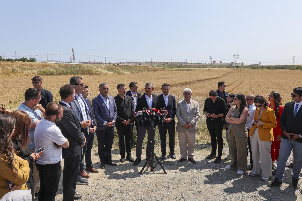 CHP Lideri Özgür Özel: “Ekrem Başkan’ın Gömleği Gibi Bu Beyaz Gömleklerimizi Kirletemediniz, Kirletemeyeceksiniz”