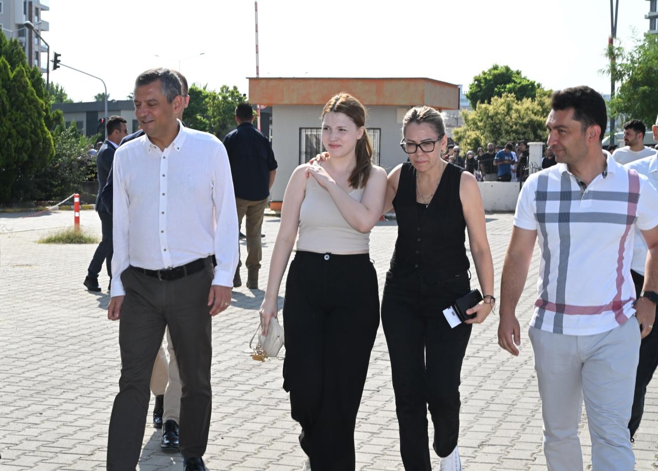 CHP Genel Başkanı Özgür Özel, Ferdi Zeyrek'in Kızı Nehir'i Sınav Sabahı Yalnız Bırakmadı