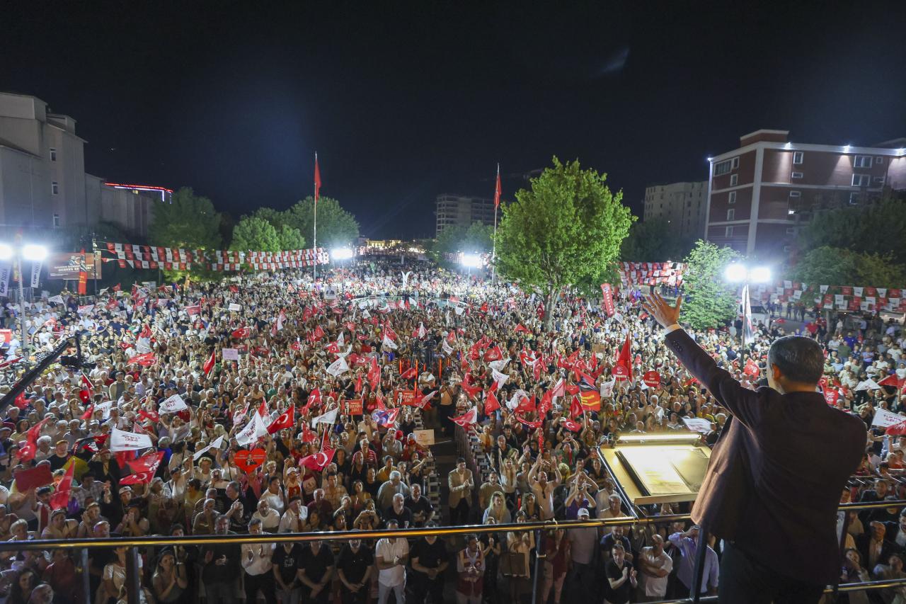 CHP Genel Başkanı Özgür Özel: “Ekrem Başkan’ın Bir Vesikalığına Yenileceksin”