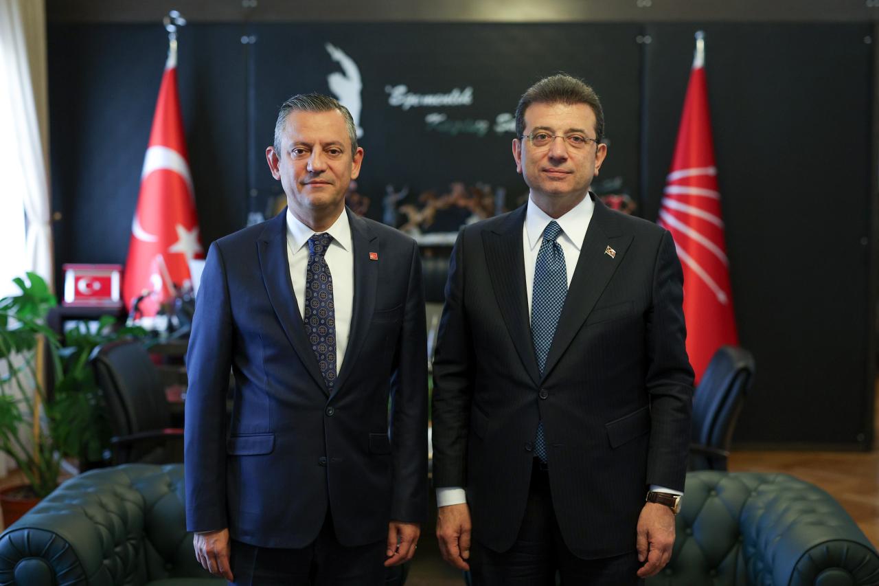 CHP Genel Başkanı Özgür Özel, Ekrem İmamoğlu'nun Kensisine Yazdığı Mektubu Paylaştı: “Benim Babam, Aslan Babam…”