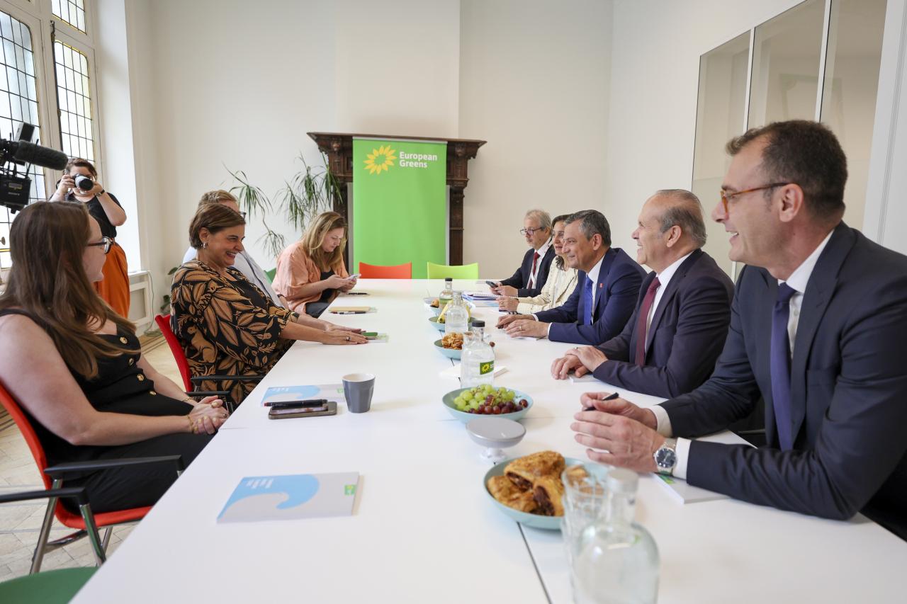 CHP Lideri Özgür Özel, Brüksel’de, EGP Eş-Başkanı Vula Tsetsi ile Bir Araya Geldi